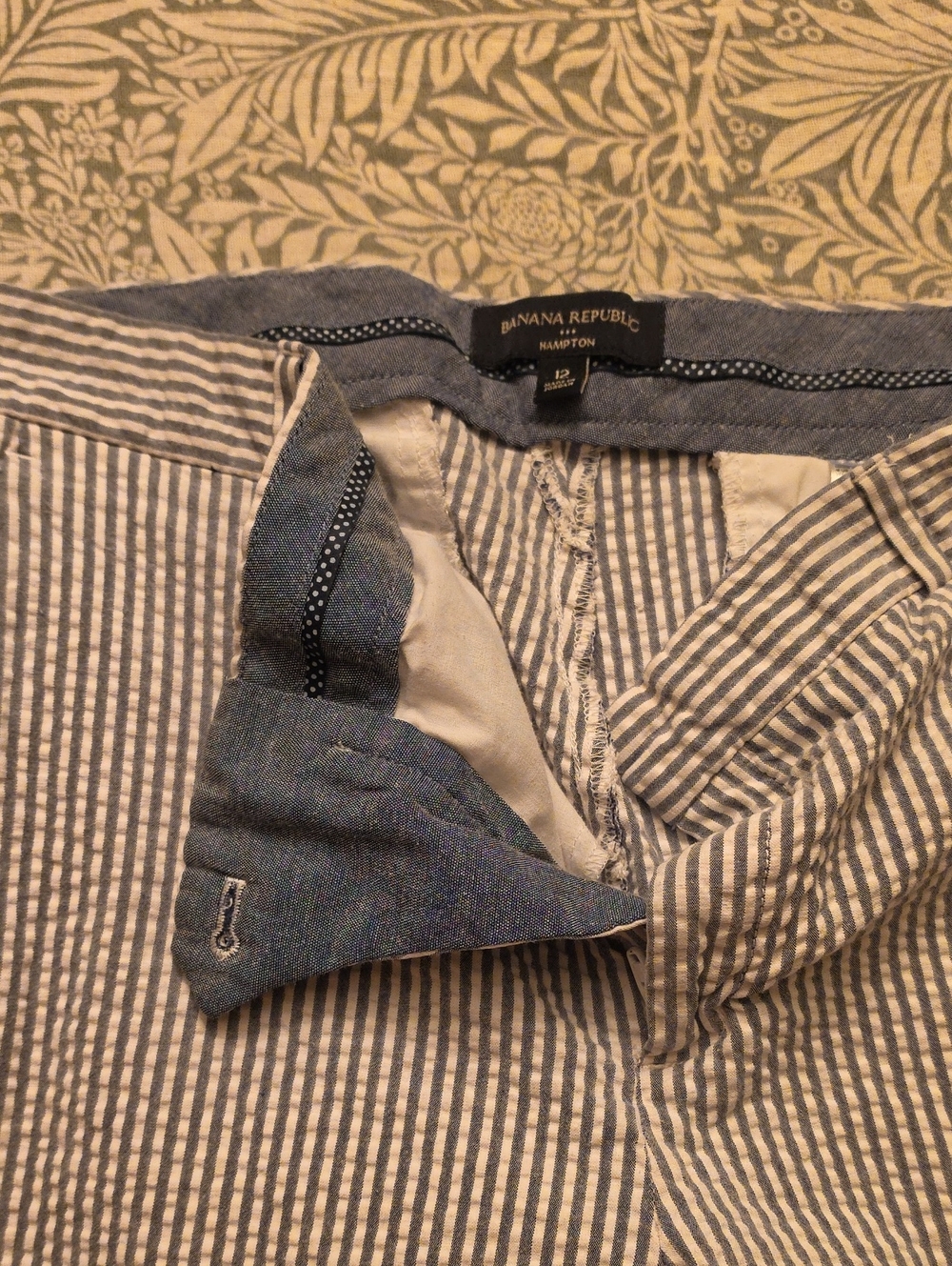 0Banana Republic Women’s Blue and White Striped Seersucker Chinos Capris